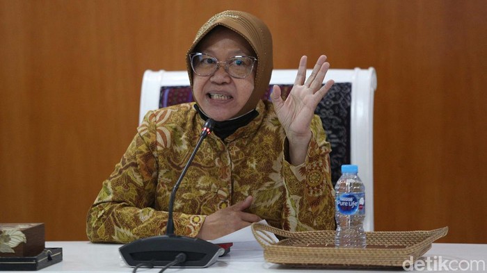 Sebanyak 32.568 PNS akan mengembalikan uang bansos kepada pemerintah daerah. Hal itu disampaikan Mensos Tri Rismaharini di Gedung Kemensos RI, Jakarta.