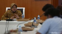Risma menyatakan Kemensos telah menyiapkan rekening untuk pengembalian bansos yang rencananya bakal dilakukan per 30 Januari mendatang.