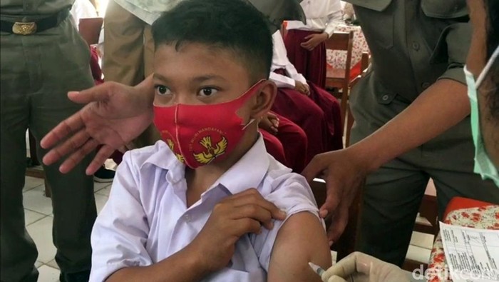 Adul, bocah difabel asal Sukabumi menjalani vaksinasi COVID-19.