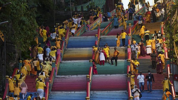 Sejumlah umat Hindu di Malaysia berdatangan ke Batu Caves untuk merayakan festival Thaipusam. 