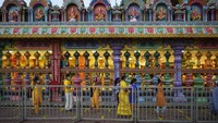 Dalam festival yang digelar untuk menghormati Dewa Murugan tersebut para umat Hindu membawa beragam persembahan saat mengunjungi Batu Caves yang berada di pinggiran Kota Kuala Lumpur, Malaysia. 