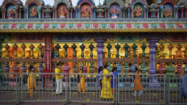Dalam festival yang digelar untuk menghormati Dewa Murugan tersebut para umat Hindu membawa beragam persembahan saat mengunjungi Batu Caves yang berada di pinggiran Kota Kuala Lumpur, Malaysia. 