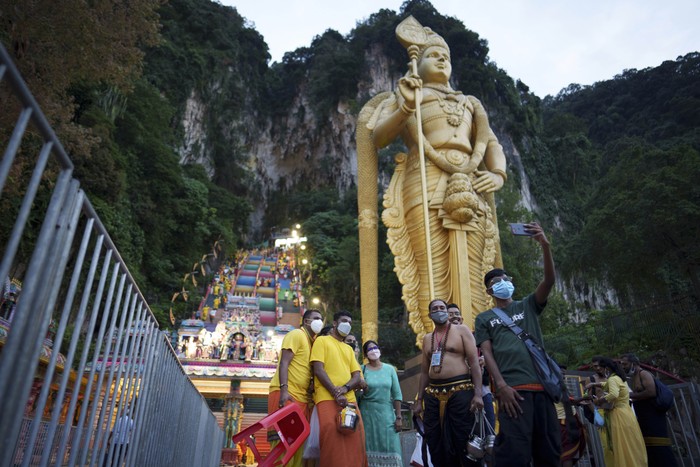 Umat Hindu di Malaysia datangi Batu Caves untuk ambil bagian dalam festival Thaipusam. Aksi ekstrem pun dilakukan sejumlah orang sebagai bentuk penebusan dosa.
