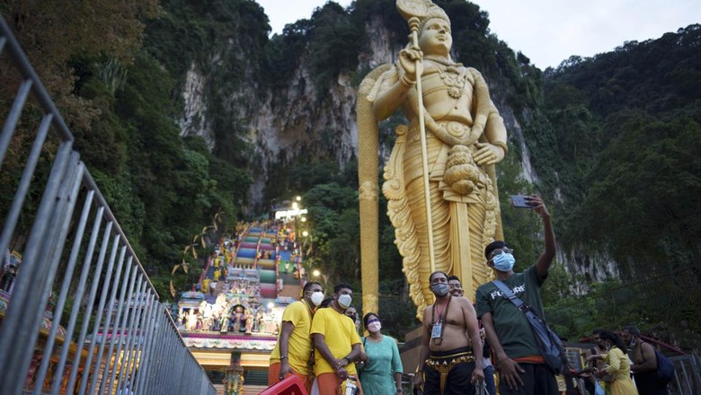 Umat Hindu di Malaysia datangi Batu Caves untuk ambil bagian dalam festival Thaipusam. Aksi ekstrem pun dilakukan sejumlah orang sebagai bentuk penebusan dosa.