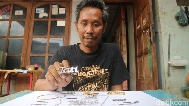 Andi perajin monel di Desa Kriyan, Kalinyamatan, Jepara, Selasa (18/1/2022).