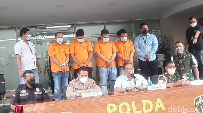 Anggota TNI AD tewas dikeroyok oleh delapan orang pemuda. Pengeroyokan itu terjadi Minggu (16/1) di Penjaringan, Jakarta Utara.