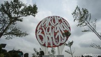 Plang bulat berukuran jumbo dengan tulisan Tarum Bhagasasi menandai titik awal sungai Kalimalang yang akan menjadi ikon baru wisata Bekasi. Beginilah penampakan terkini Sungai Cheonggyecheon Bekasi yang sudah di depan mata dan tinggal menghitung hari.