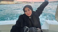 Yang juga menarik perhatian adalah penampilan Ayu Aulia yang kini berhijab. Foto: Instagram Ayu Aulia