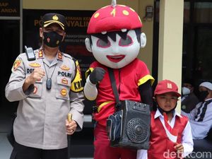 Badut Bujuk Anak Sukabumi Disuntik Vaksin