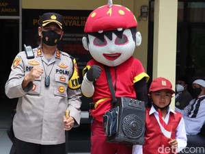 Badut Bujuk Anak Sukabumi Disuntik Vaksin