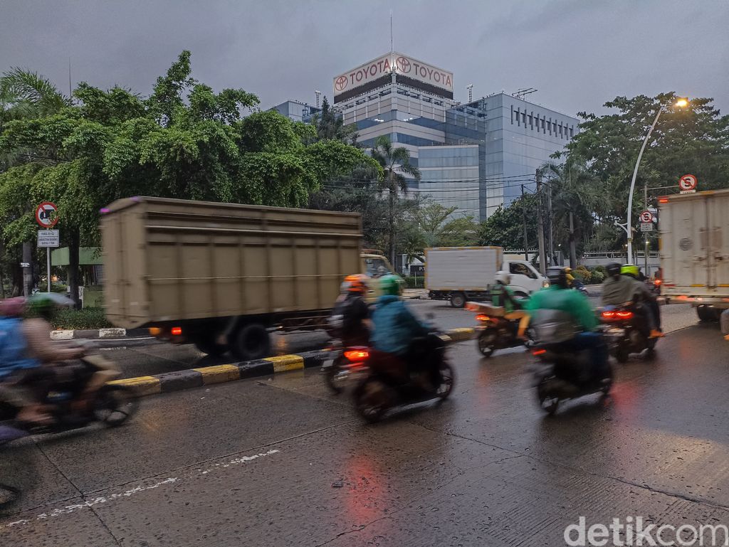 Banjir di kawasan Jalan Danau Sunter Utara dan Jalan Yos Sudarso, Jakarta Utara (Jakut) telah surut. Lalu lintas di sekitar kawasan kembali normal. (Wildan N/detikcom)
