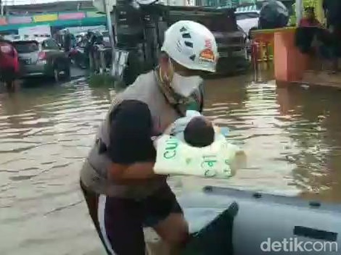 Banjir di sejumlah desa di Kabupaten Pasuruan belum menunjukkan tanda-tanda akan surut. Sejumlah warga rentan harus dievakuasi dari dari rumah yang terendam ke tempat aman.