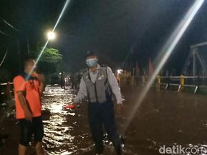 Jalur Pantura Kota Pasuruan Terendam Banjir Akibat Luapan Sungai Petung