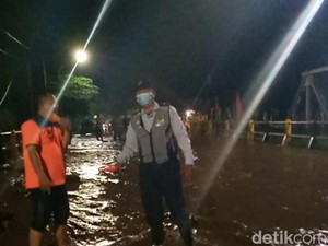 Jalur Pantura Kota Pasuruan Terendam Banjir Akibat Luapan Sungai Petung