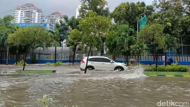 Banjir setinggi 60 cm terjadi di depan Jalan Raya Tanjung Duren, Jakbar. Banjir terjadi usai hujan deras sedari pagi di wilayah Jakarta Barat. (Karin NS/detikcom)