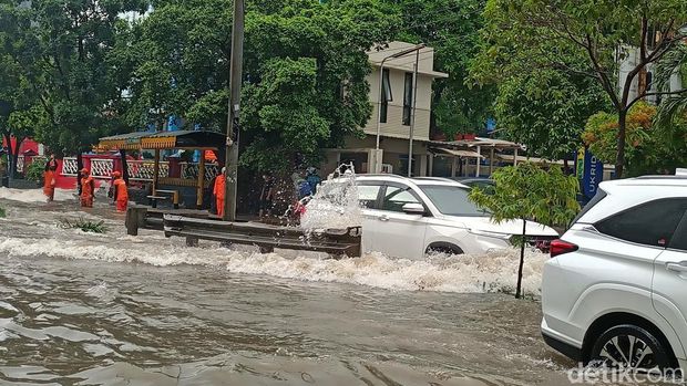 Banjir setinggi 60 cm terjadi di depan Jalan Raya Tanjung Duren, Jakbar. Banjir terjadi usai hujan deras sedari pagi di wilayah Jakarta Barat. (Karin NS/detikcom)