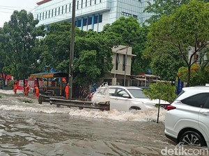 Banjir di Jakarta Meluas Jadi 34 RT, Ketinggian Air Capai 1,1 Meter