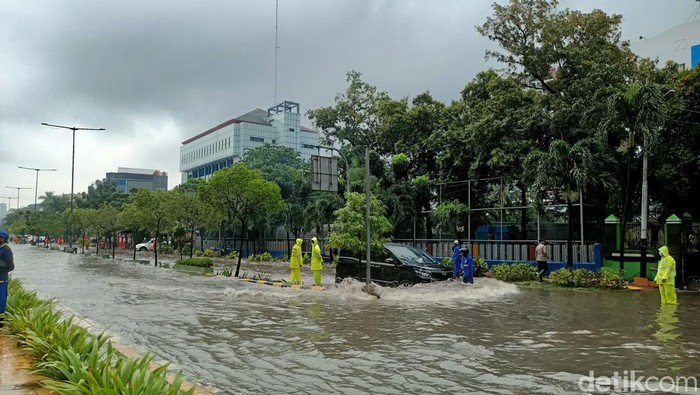 Banjir setinggi 60 cm terjadi di depan Jalan Raya Tanjung Duren, Jakbar. Banjir terjadi usai hujan deras sedari pagi di wilayah Jakarta Barat. (Karin NS/detikcom)