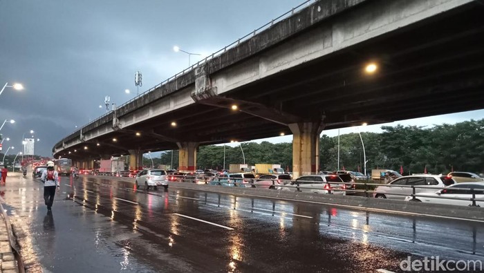 Banjir yang melanda di Jalan Ahmad Yani, Cempaka Putih, Jakarta Pusat (Jakpus) telah surut. Lalu lintas di lokasi kembali normal. (Anggi M/detikcom)