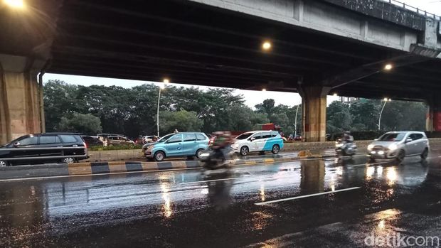 Banjir yang melanda di Jalan Ahmad Yani, Cempaka Putih, Jakarta Pusat (Jakpus) telah surut. Lalu lintas di lokasi kembali normal. (Anggi M/detikcom)
