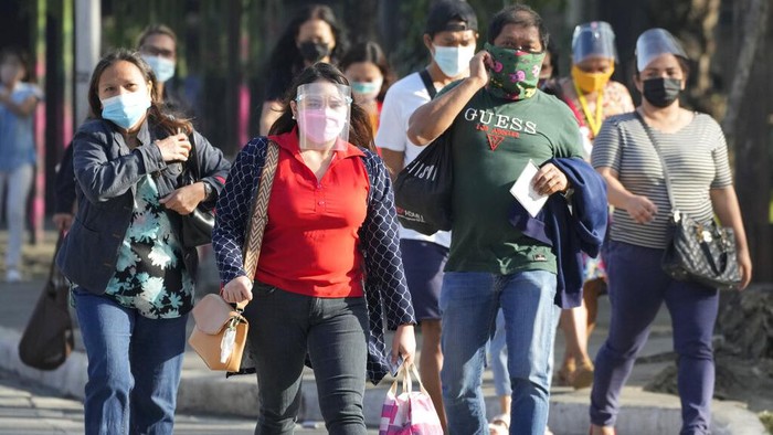 Filipina melarang warganya yang tak mau divaksin untuk menaiki angkutan umum di manila. Aturan ini diberlakukan mulai pekan ini.