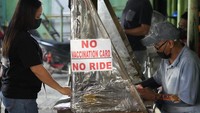Filipina memberlakukan aturan yang melarang warga yang tak mau divaksinasi COVID-19 menaiki angkutan umum di Manila, Senin (17/1/2022).