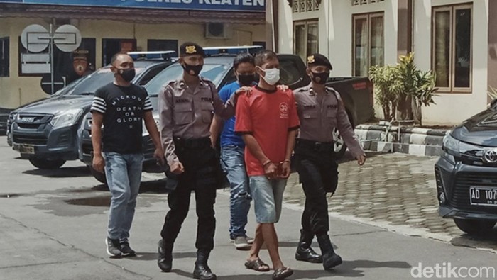 Bento, pelaku pemukulan biduan ditangkap Polres Klaten, Selasa (18/1/2022).