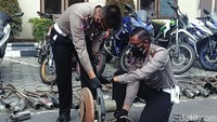 Knalpot sebanyak itu dimusnahkan dengan cara digergaji.