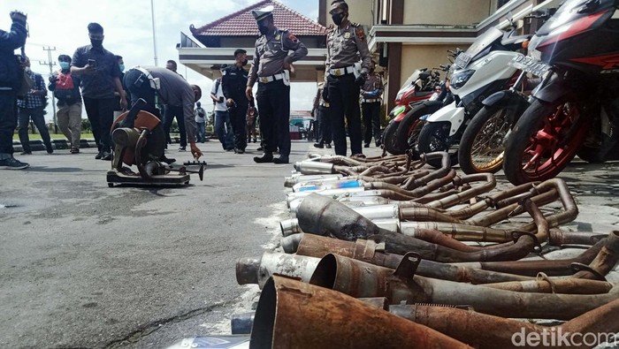 Sat Lantas Polres Klaten memusnahkan 165 knalpot brong. Knalpot bising sebanyak itu disita dalam operasi sejak tanggal 1-17 Januari 2022.