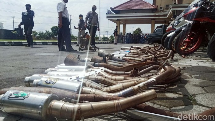 Bikin Bising, 165 Knalpot Brong Digergaji Sat Lantas Polres Klaten memusnahkan 165 knalpot brong. Knalpot bising sebanyak itu disita dalam operasi sejak tanggal 1-17 Januari 2022.