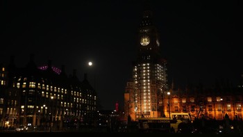 Bulan purnama ini berkulminasi (titik tertinggi yang dicapai suatu benda langit dalam peredaran mengelilingi Bumi) sekitar tengah malam pada 18 Januari di arah utara dan terbenam sekitar pukul 06.00 waktu setempat di arah barat laut. Foto: AP/Matt Dunham
