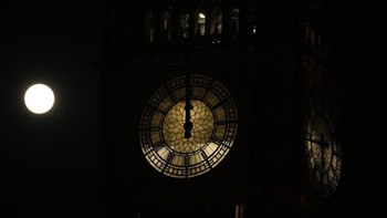 Selain Bulan membelakangi Matahari, posisi Bulan juga berada segaris dengan Bumi dan Matahari. Foto: AP/Matt Dunham