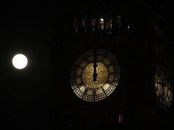 Auuu! Langit Tampakkan Fenomena Bulan Serigala