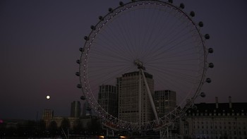 Fenomena ini disebut Wolf Moon, karena di belahan utara Bumi, serigala melolong kelaparan di tengah suhu rendah selama musim dingin. Ini adalah Bulan Serigala yang tampak di langit Inggris. Foto: AP/Matt Dunham
