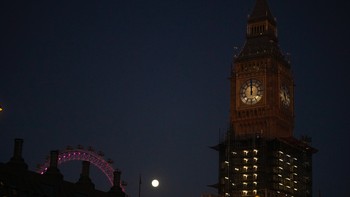 Walaupun Bulan, Bumi, dan Matahari berada di satu garis yang sama, setiap fase Bulan purnama tidak selalu beriringan dengan gerhana Bulan. Foto: AP/Matt Dunham