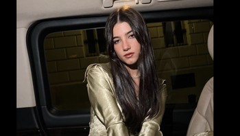 “Aku melihat diriku sendiri sebagai remaja yang normal yang dilihat banyak orang, karena beberapa alasan. Itu tidak masuk akal, tapi aku coba memahaminya,” kata Charli mengenai popularitasnya. Foto: Facebook