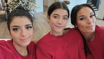 Charli bersama keluarganya. Hebatnya, saudari Charli yang bernama Dixie juga sangat populer di TikTok dan meraih pendapatan tertinggi kedua tahun silam dengan USD 10 juta. Foto: Facebook