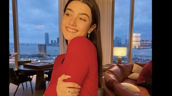 Charli yang baru berusia 17 tahun saat ini punya 133,6 juta follower di TikTok dan terus bertambah.  Foto: Facebook