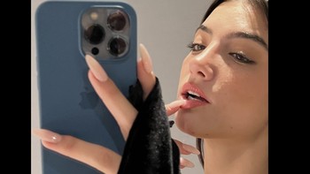 Charli merilis buku pertamanya yang terbit pada tahun 2020 dengan judul Essentially Charli: The Ultimate Guide to Keeping It Real. Foto: Facebook