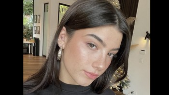 Charli yang dikenal karena keahliannya menari telah mendapatkan kontrak iklan dari brand terkemuka. Selain itu bersama sang kakak Dixie, mereka meluncurkan lini bisnis seperti Social Tourist yang merupakan brand pakaian. Foto: Facebook