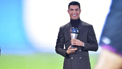 Foto Senyum Lebar Cristiano Ronaldo dengan Trofi Anyarnya dari FIFA