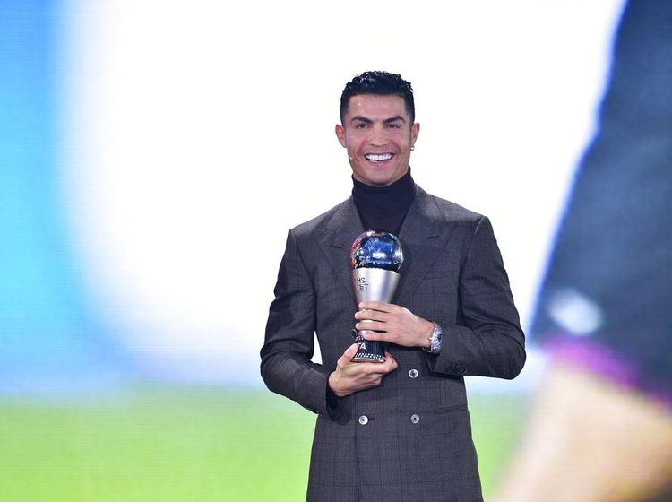 Foto Senyum Lebar Cristiano Ronaldo dengan Trofi Anyarnya dari FIFA