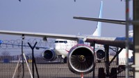 Penampakan sebuah pesawat yang diyakini membawa petenis Novak Djokovic tiba di Bandara Nikola Tesla yang berada di kawasan Beograd, Serbia. Seperti diketahui, Petenis putra nomor satu dunia itu terpaksa angkat kaki dari Australia usai kena deportasi, terkait dengan status vaksinasinya. Djokovic pun sekaligus gagal berusaha mempertahankan gelar juara Australian Open-nya. AP Photo/Darko Vojinovic.