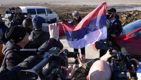 Para suporter dan awak media menunggu kedatangan Novak Djokovic di depan terminal VIP yang berada di Bandara Nikola Tesla, Serbia. AP Photo/Darko Vojinovic.  