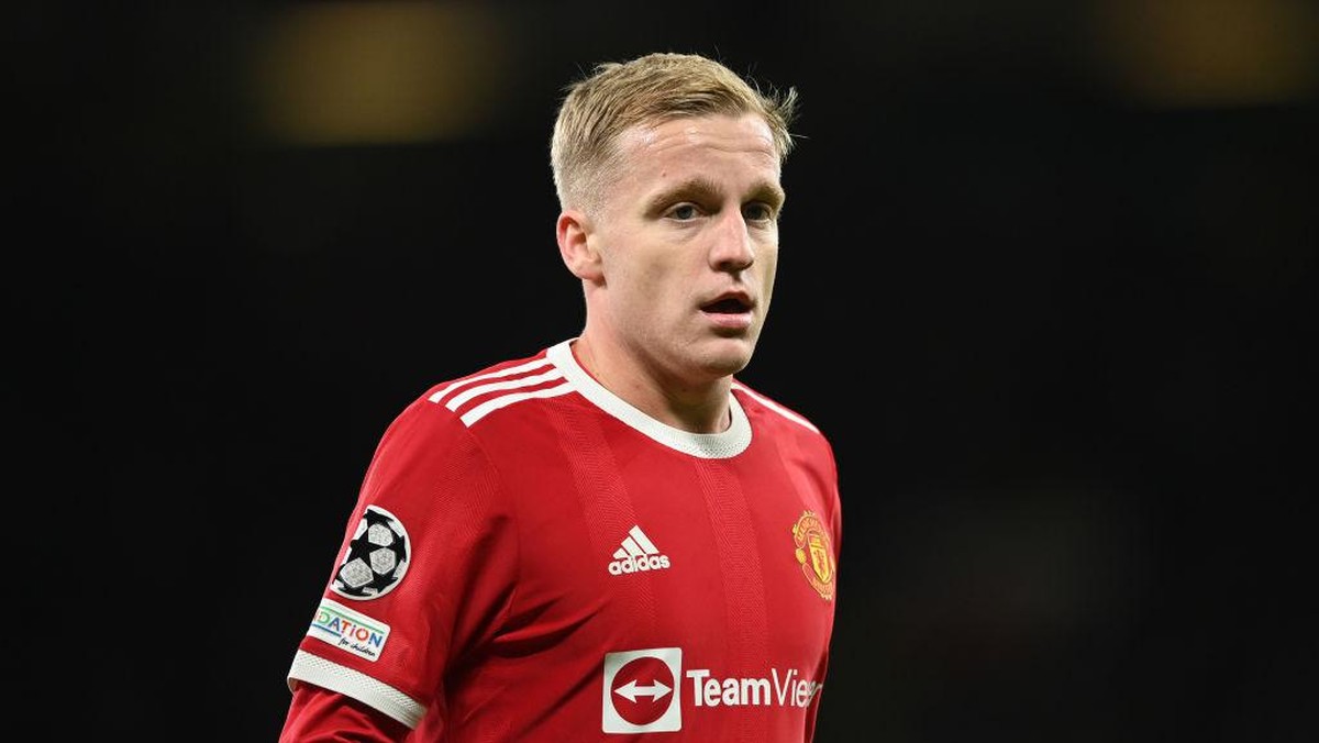 Donny van de Beek lebih sering menghangatkan bangku cadangan MU sejak direkrut musim lalu. Foto: Getty Images/Gareth Copley