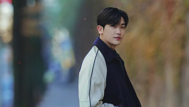 Lawan mainnya, Park Hyung Sik berperan sebagai Han Seon Woo, fotografer yang naik daun dan populer. Dia tidak banyak bicara namun menunjukkan perhatiannya. Foto: dok. Facebook Soundtrack #1