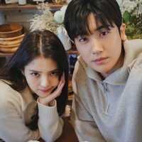 Pasangan drama Korea Soundtrack #1 tengah menjadi perbincangan netizen Korea. Han So Hee dan Park Hyung Sik terlihat serasi dalam stills yang dirilis di akun Facebook Soundtrack #1. Foto: dok. Facebook Soundtrack #1