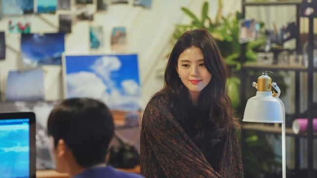 “Han So Hee terlihat serasi dengan semua orang karena dia cantik,” “Aku menantikan drama ini,” “Dia dan Park Hyung Sik akan menjadi pasangan yang serasi,” komentar netizen yang menantikan penayangan drama Korea Soundtrack #1. Foto: dok. Facebook Soundtrack #1