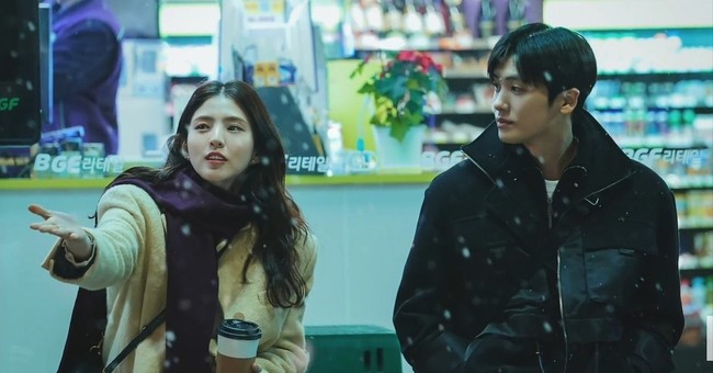 Karena suatu alasan, Han Sun Woo dan Lee Eun Soo tinggal bersama selama dua minggu. Hubungan keduanya pun berkembang di mana mereka mulai menyadari perasaan satu sama lain. Foto: dok. Facebook Soundtrack #1