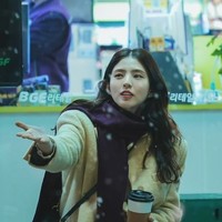 Karena suatu alasan, Han Sun Woo dan Lee Eun Soo tinggal bersama selama dua minggu. Hubungan keduanya pun berkembang di mana mereka mulai menyadari perasaan satu sama lain. Foto: dok. Facebook Soundtrack #1